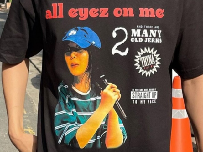 【写真】ADORミン・ヒジン代表、「クソジジイ」会見がまさかのTシャツに…伝説的ラッパーのAL名も