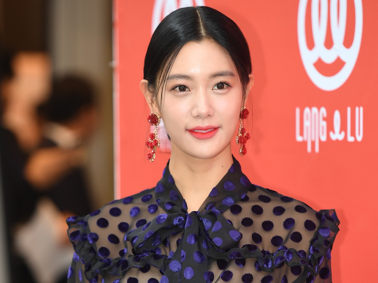 【写真】お尻の“タトゥー”もあらわに…「世界で最も美しい女性」2位の女優クララ、水着姿の寝そべりSHOT