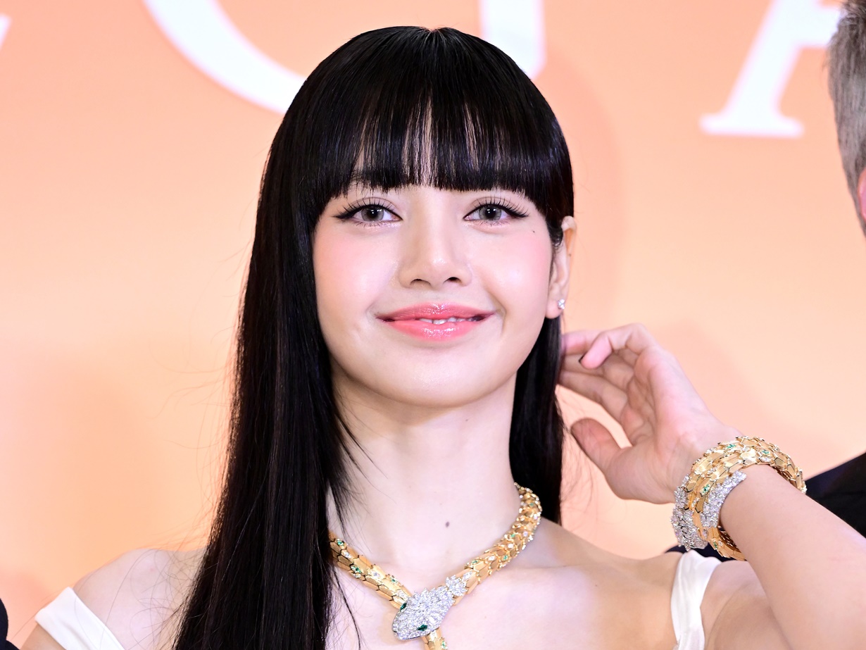 財閥3世がゾッコンなのも納得！BLACKPINK・リサ、ミニワンピから“バービー体型”があらわに【PHOTO】