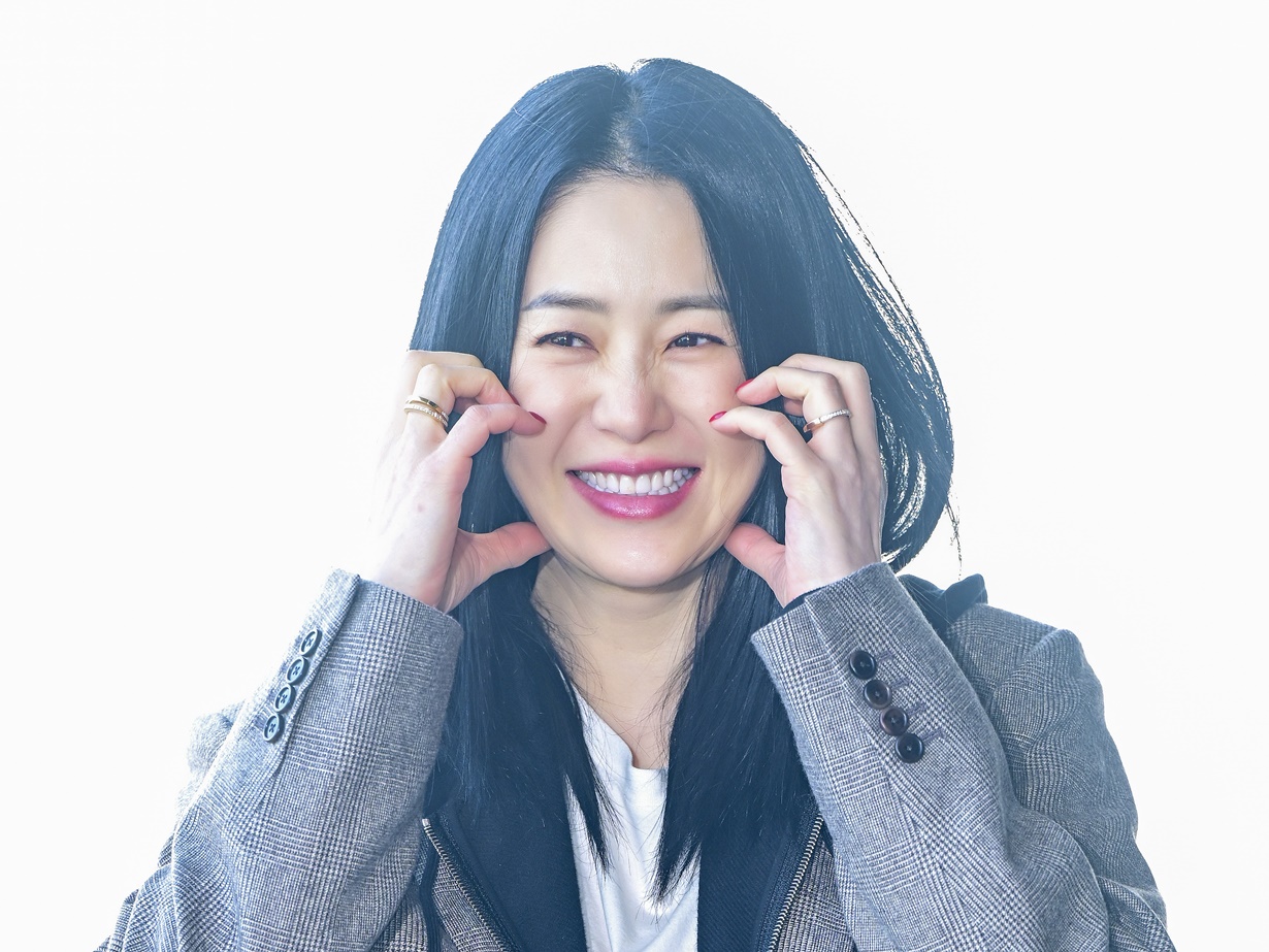 “奇跡の50代”女優コ・ヒョンジョン、謎の黒い塊を手に笑顔…インスタ開設直後にフォロワー急増で話題【PHOTO】