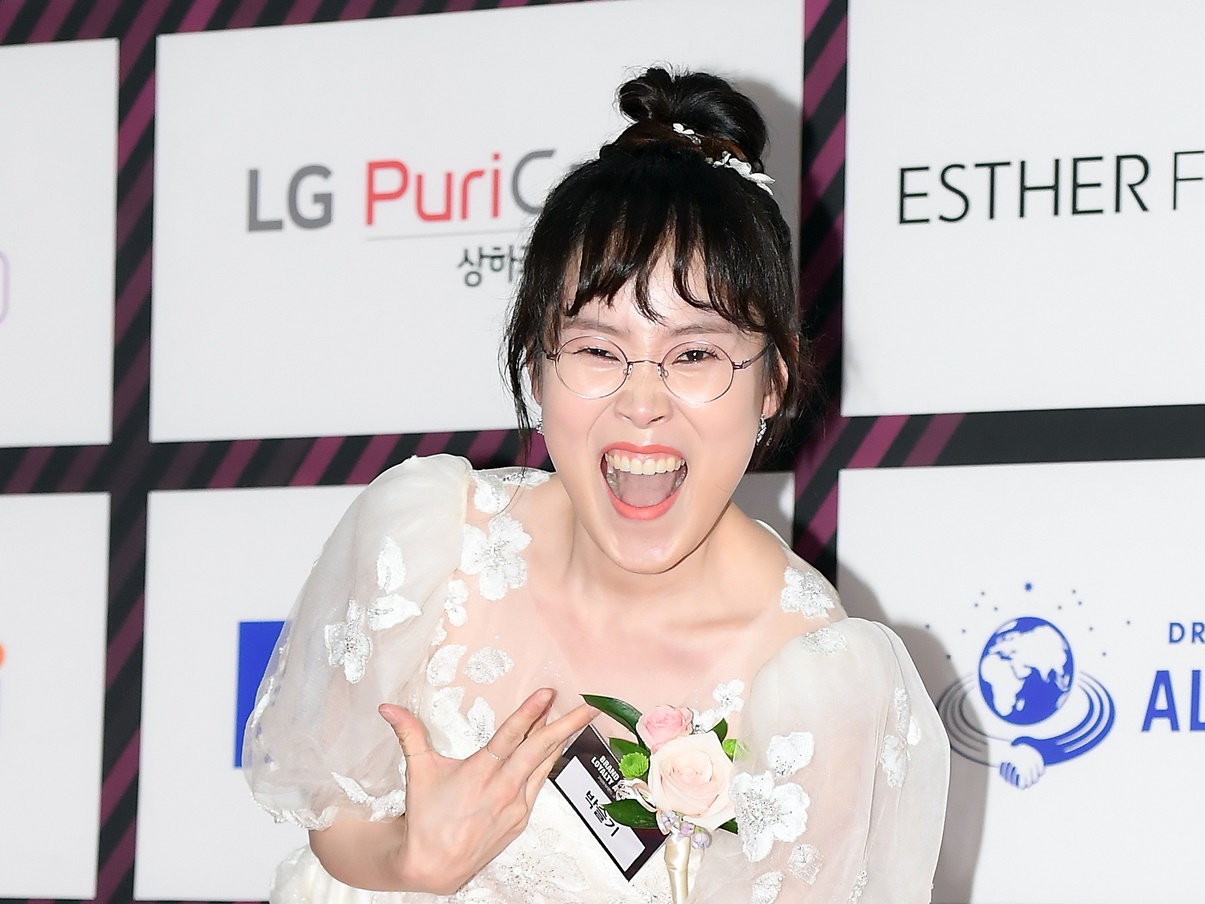 数回の流産を経て第二子を授かった韓国女性タレント（37）、年上夫とのウェディングフォトを突如公開