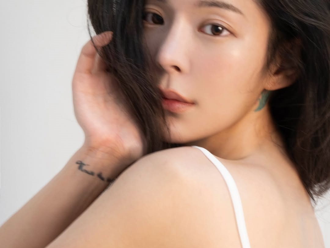 【写真】BTSにも見てほしい？韓国女性歌手が“ノーズボン”の大胆ファッション披露