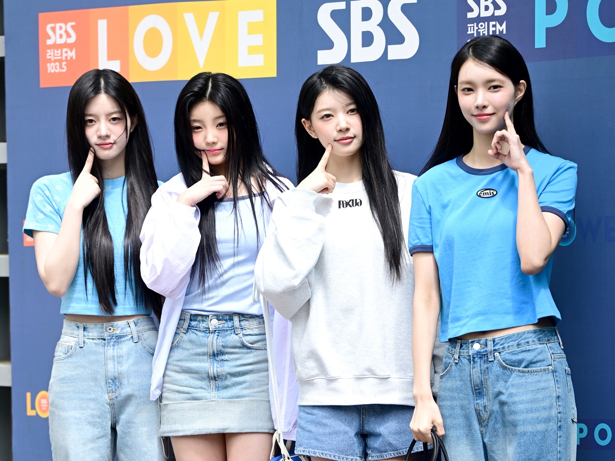 【写真】“NewJeansの亜流”と称されたILLITがラジオ出演のため出勤、爽やか夏コーデで笑顔見せる