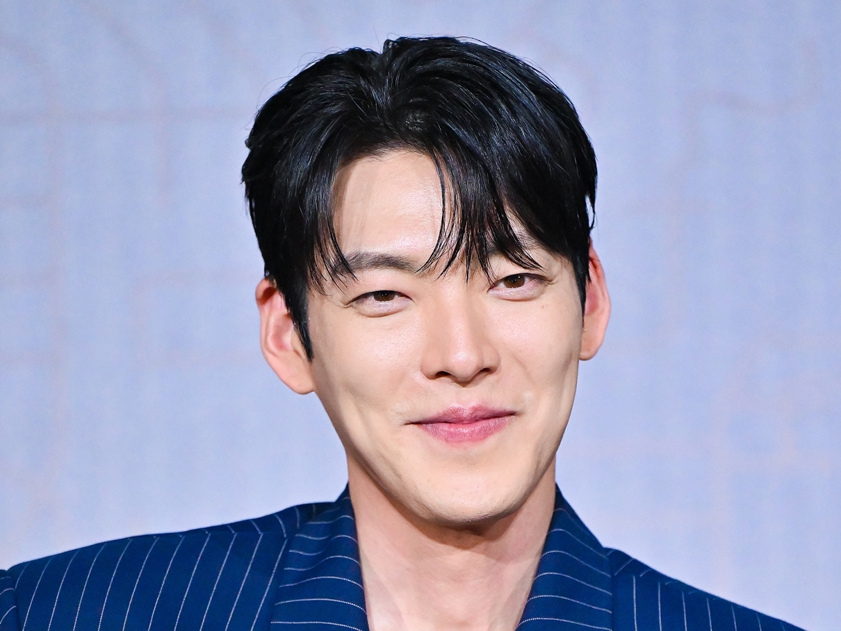 “余命宣告”告白でも話題の俳優キム・ウビン、主演のNetflix『武道実務官』がグローバル非英語映画で1位