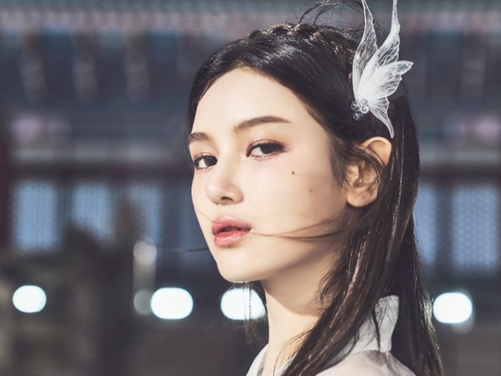 NewJeans・ダニエル、国会遺産を背に美しすぎる韓服姿…単独MC務める「KOREA ON STAGE」ポスター公開