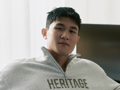 知的なメガネ姿に思わずドキッ…“怪物”韓国代表DFキム・ミンジェ、ピッチ上とは違う無邪気な笑顔【PHOTO】