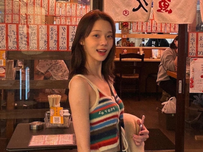 「沖縄にいたの？」aespa・ウィンター、季節外れのキャミソール＆すっぴん姿で魅せた！【PHOTO】