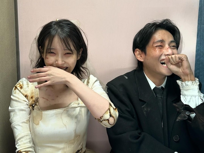 BTS・Vと共演した歌手IU、ツーショット放出！爆笑する2人に「なんて可愛いの」【PHOTO】