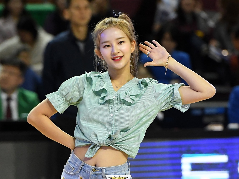 韓国プロ野球チア、美麗ルックスでカメラを凝視！整った自撮りSHOTに反響「どうしてそんなに…」【PHOTO】