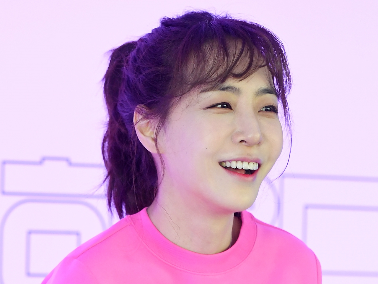 大統領侮辱に女性嫌悪表現も？BTS・Vとも親交ある女性作詞家が「韓国版2ch用語発言」で炎上→謝罪