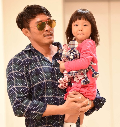 秋山成勲（左）、サランちゃん