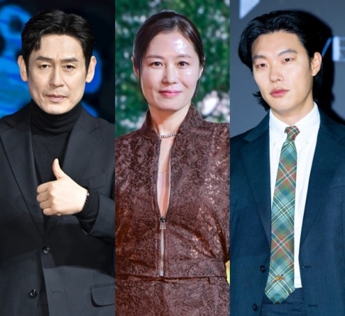 左からソル・ギョング、ムン・ソリ、リュ・ジュニョル