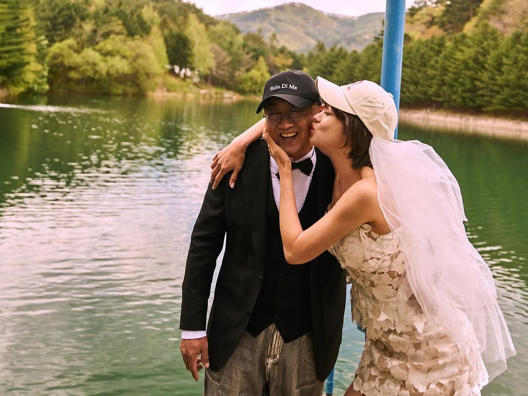 ミニドレスにキャップ!?韓国女優（41）、7歳年上婚約者との“個性あふれる”ウェディングフォト公開