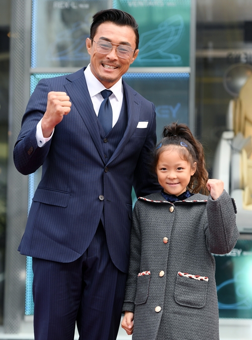 秋山成勲、チュ・サラン