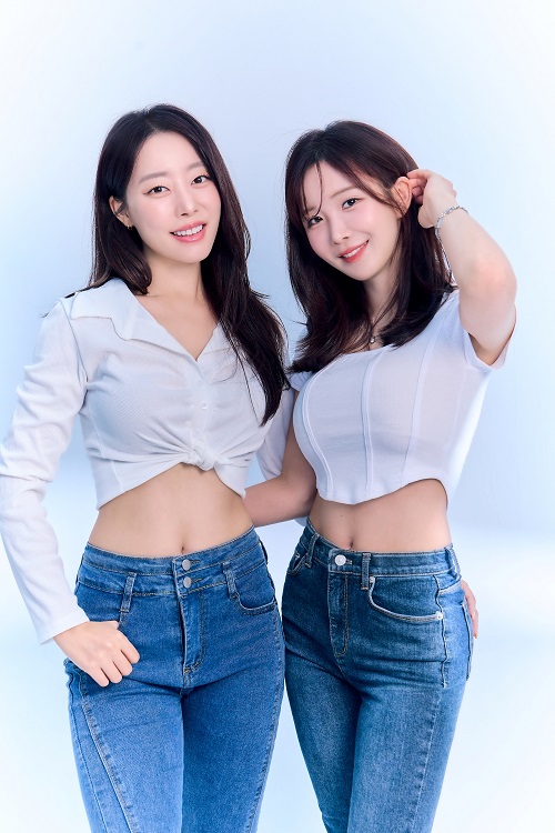 コ・ウリ(左)とチョ・ヒョニョン