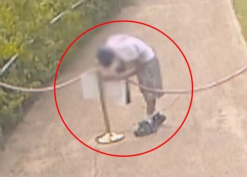 ステッカーを貼っている場面