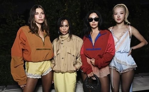 4人の集合写真、一番右がロゼ
