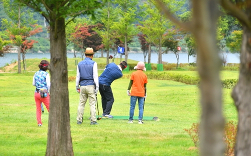 スポーツを楽しむ高齢者