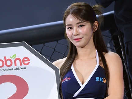 【写真】韓国美女ラウンドガールのアン・ナギョン、174cmの妖艶Sラインで男性ファンの視線強奪
