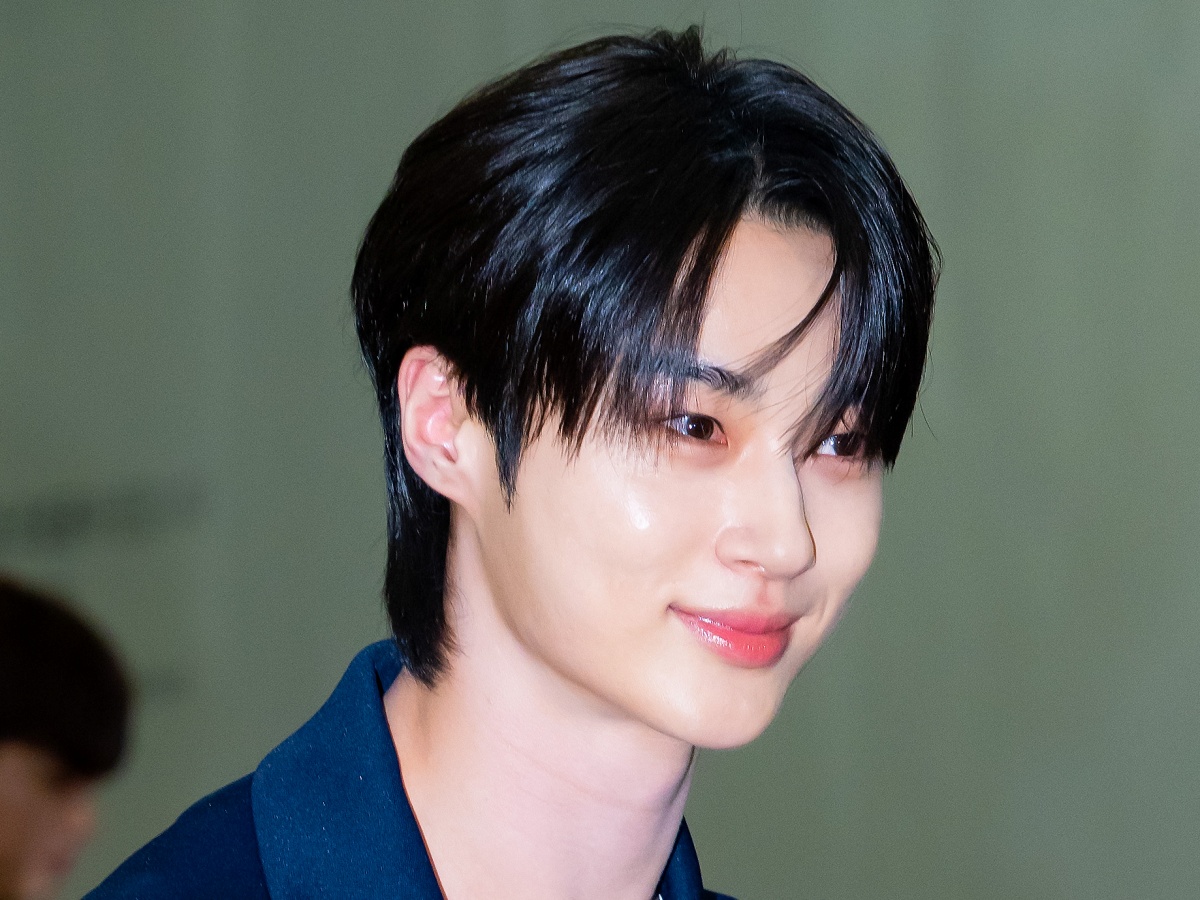 『ソンジェ』ビョン・ウソク、日本へ出国！シンプルコーデでも隠せない“スター”の輝き【独自写真】