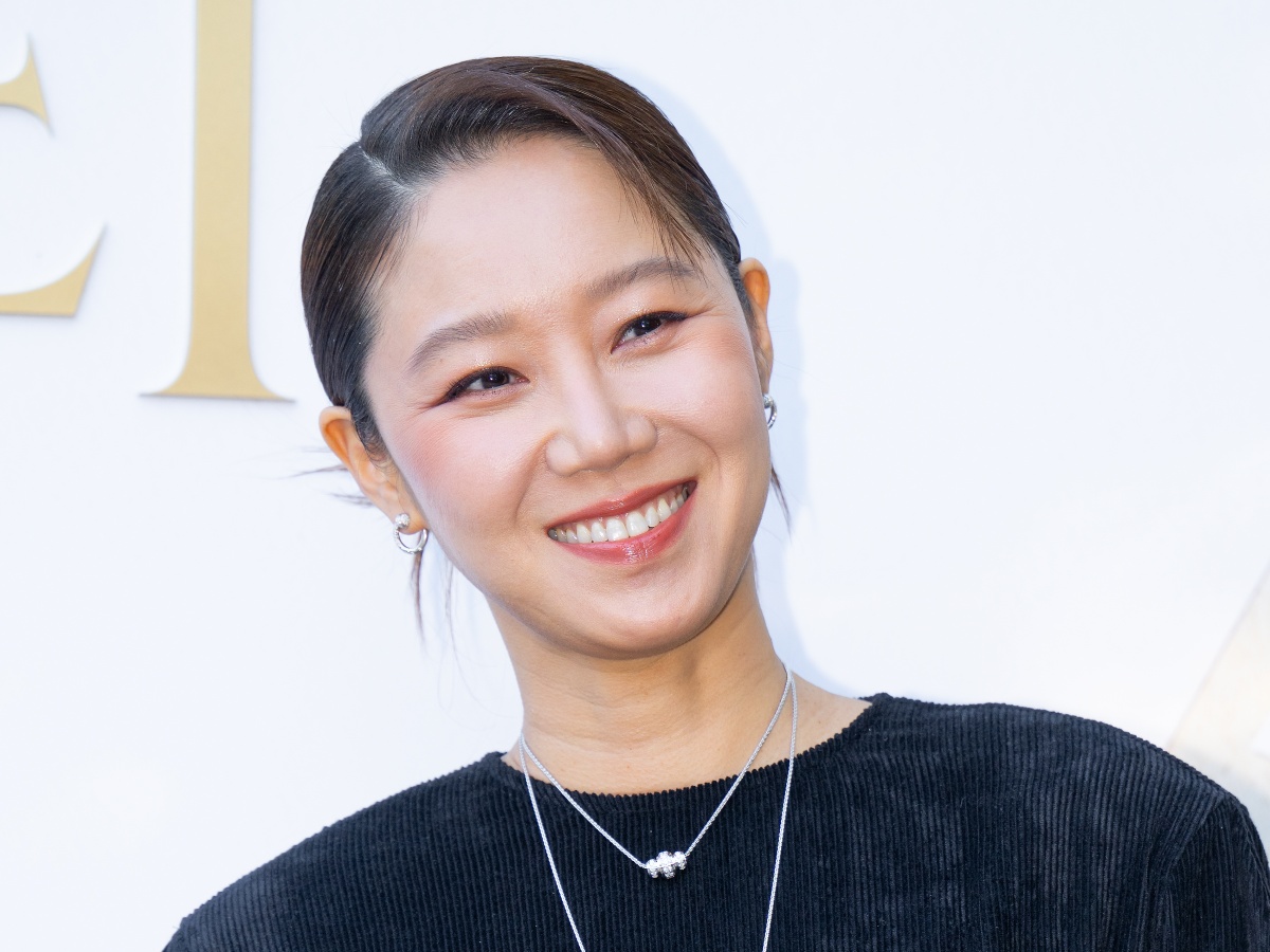 二の腕には大きなタトゥー！“10歳下”夫の除隊を待つ女優コン・ヒョジン、一段と輝きを増した美貌【PHOTO】