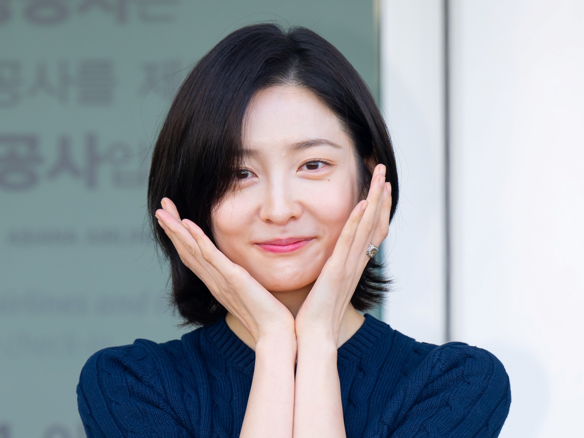 映画での“強烈ベッドシーン”とのギャップがすごい…韓国女優、朝の出国でも爽やかな笑顔で登場【独自写真】