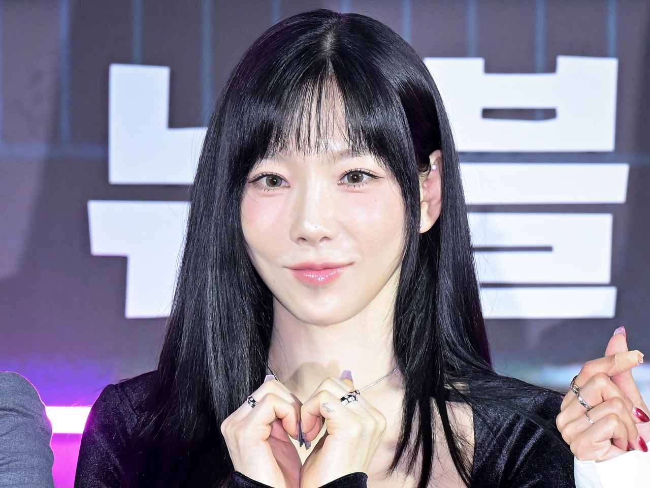 少女時代・テヨン、刺激的な“超ミニ丈”ワンピ姿で妖艶な魅力披露「強すぎ」【PHOTO】