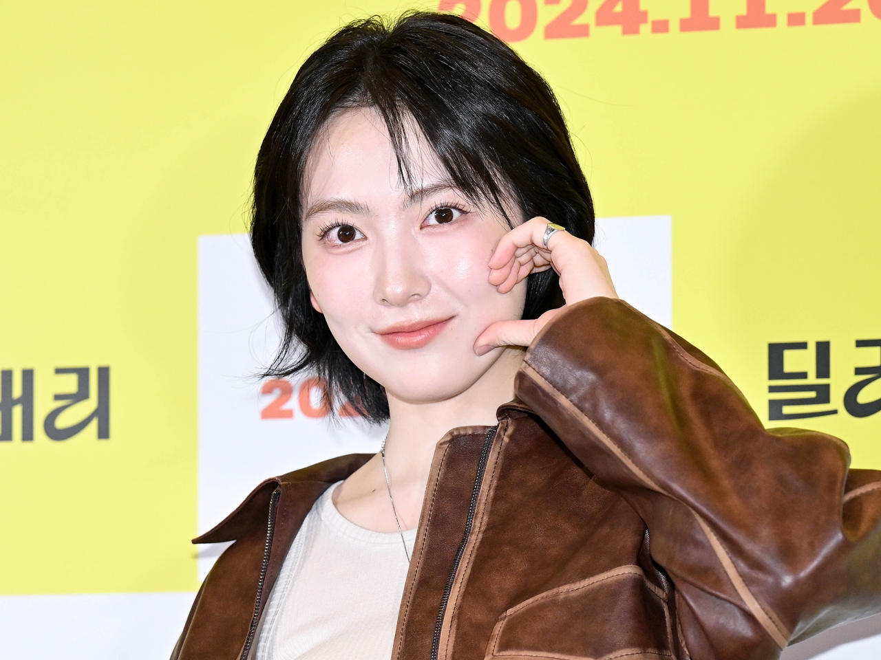 KARA・ジヨンが日本の美容誌に登場！超アップで撮られても余裕の“陶器肌”に視線集中「顔面最強」【PHOTO】