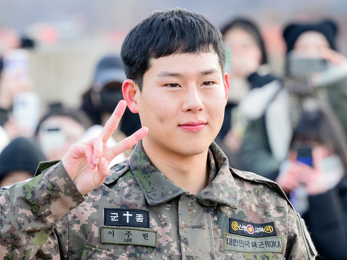 本当に除隊後2週間!?MONSTA X・ジュホン、完璧なトーク力にMCも「ただただ話すのが楽しかった」