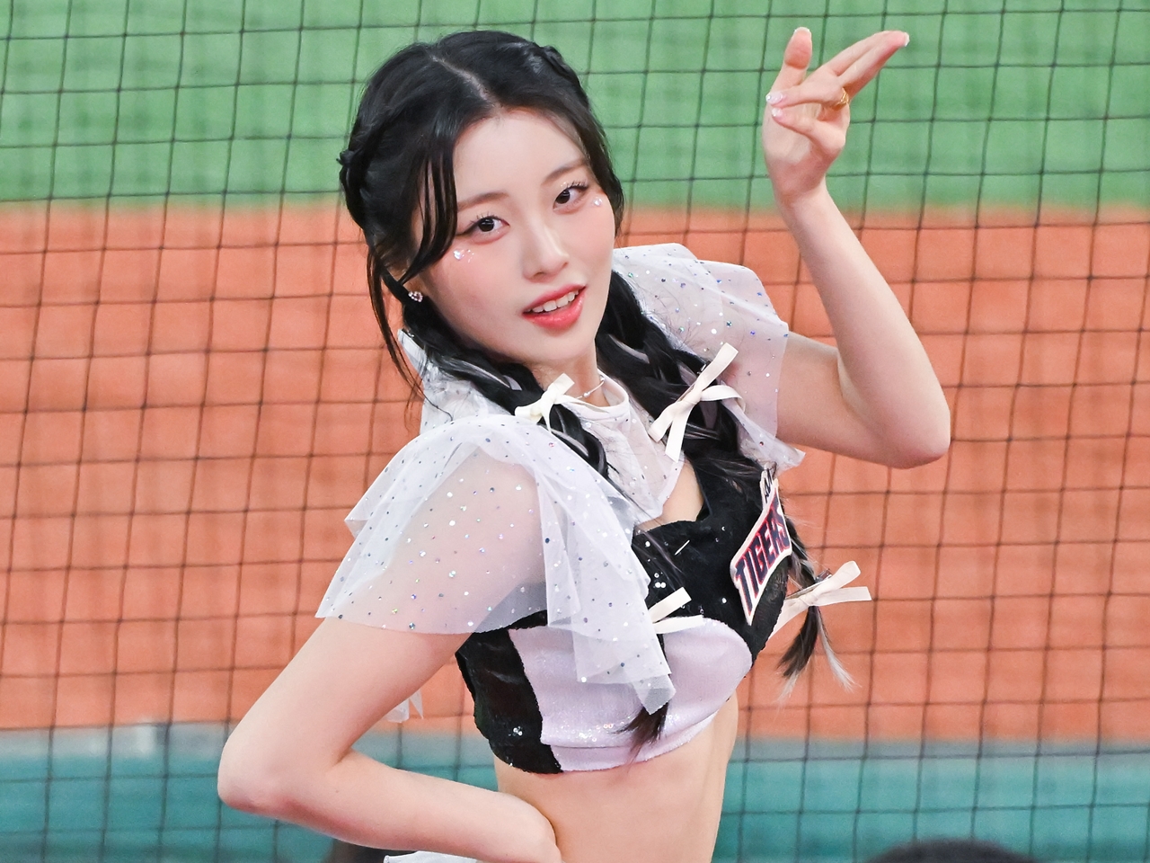 【写真】こんなにグラマーとは…韓国プロ野球チアのユ・セビン、ぴたぴたTシャツ姿で視線強奪
