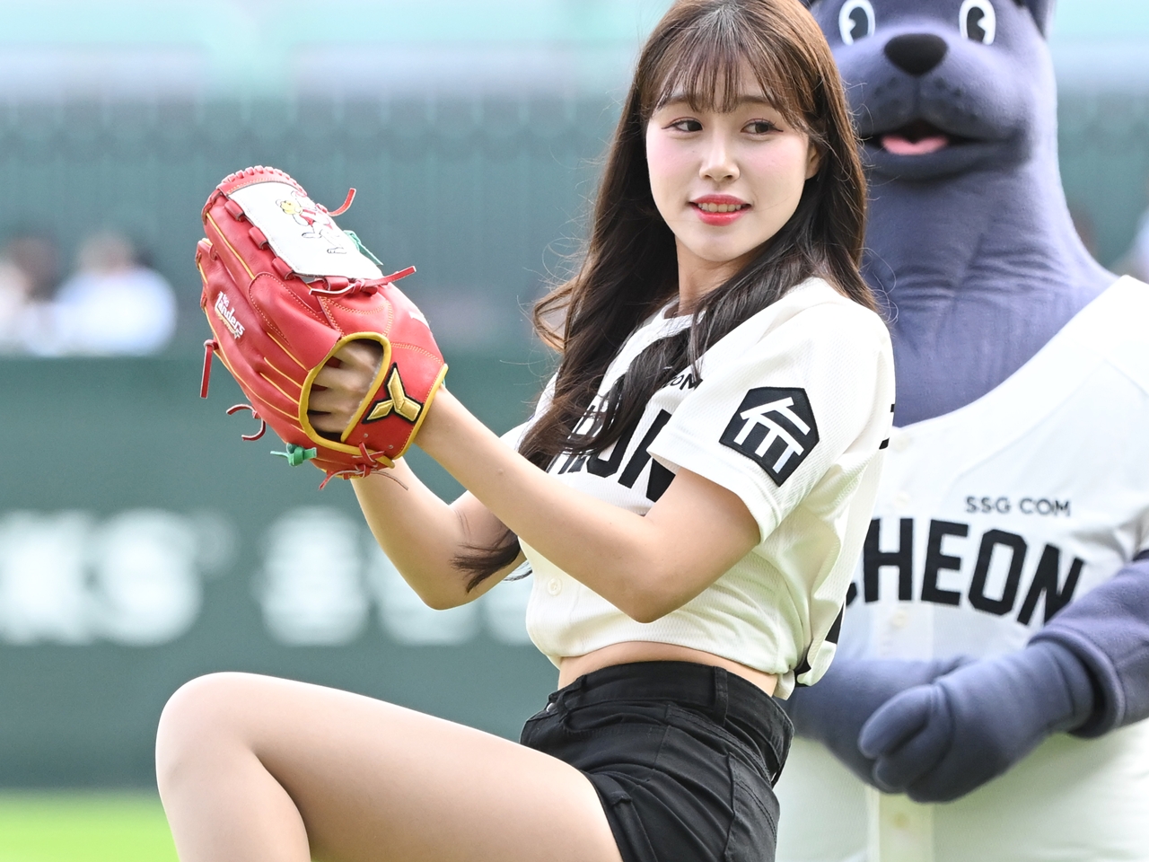 韓国チア、美太もも全開のホットパンツ姿に視線釘付け！キュートな猫耳ヘアにファンもメロメロ【PHOTO】