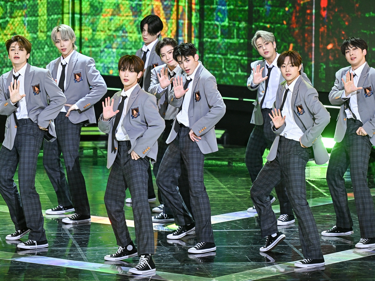 &TEAM所属HYBE LABAELS JAPANが「YX LABELS」に社名変更！新たな企業ロゴも公開