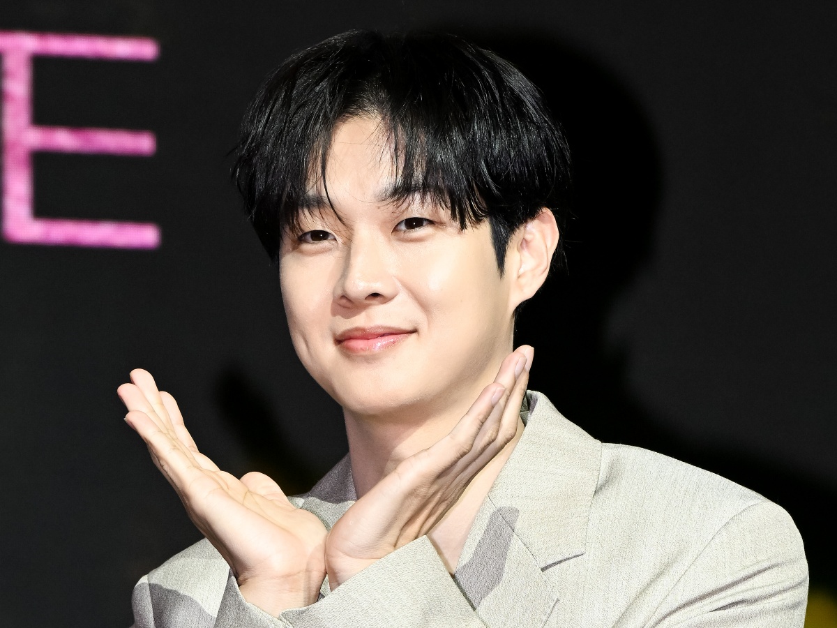 えっ、本当に35歳？俳優チェ・ウシク、爽やか春コーデでファンを魅了！撮影現場の裏側大公開