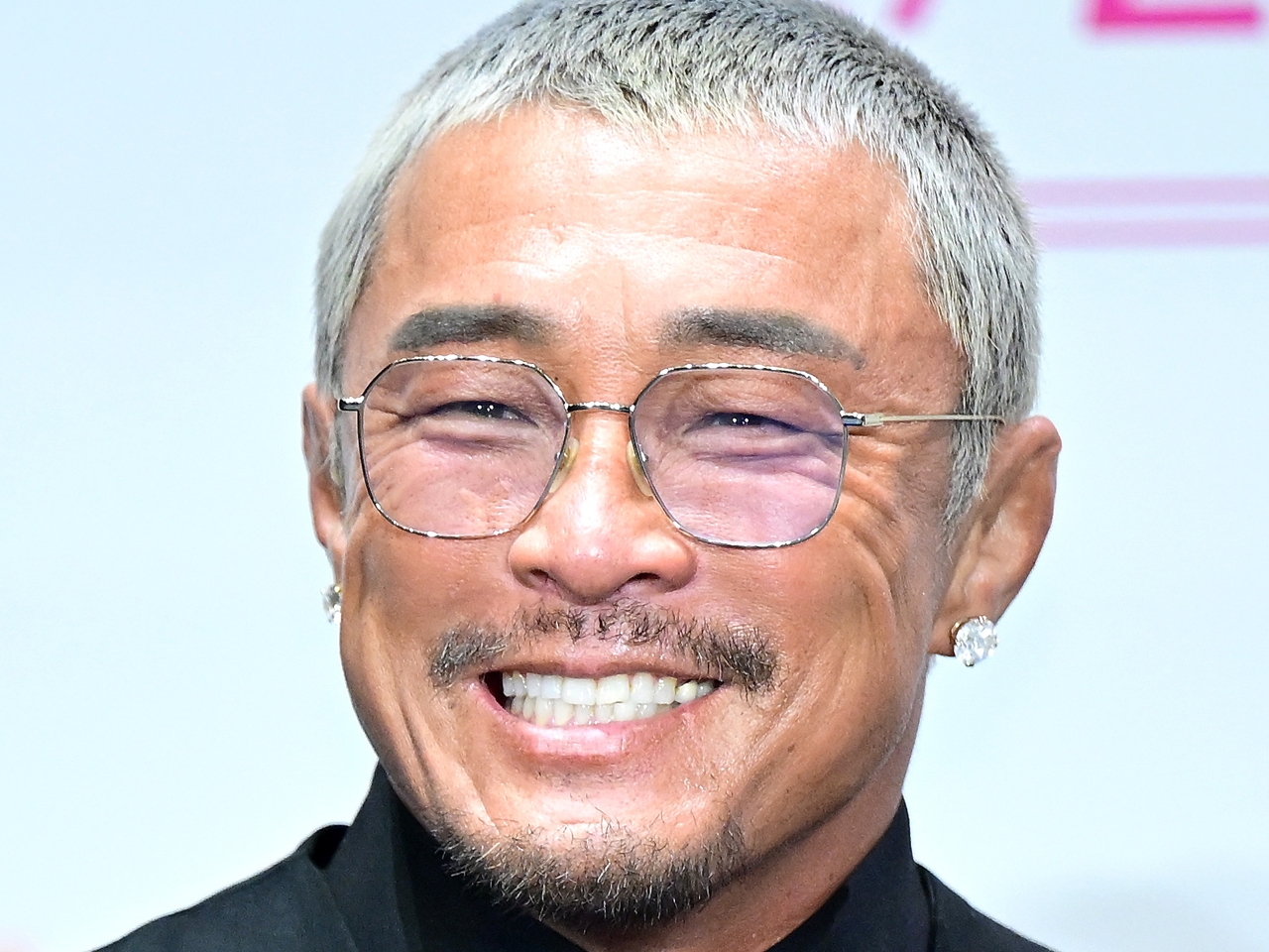 秋山成勲、娘と笑顔で金の再生ボタン自慢！4カ月で登録者100万人超えの“人気ユーチューバー”に
