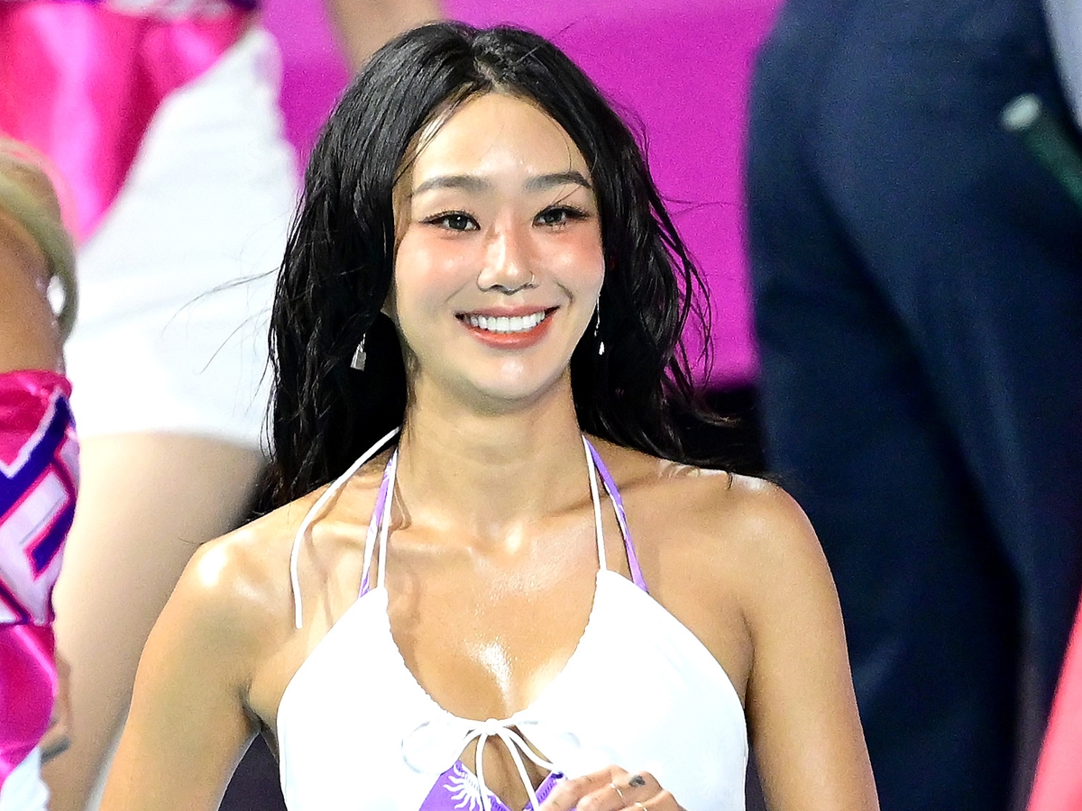 ウエストには大きなタトゥー…韓国女性歌手、スイムウェアからむっちり体型があらわに「黒ギャル最高」【PHOTO】