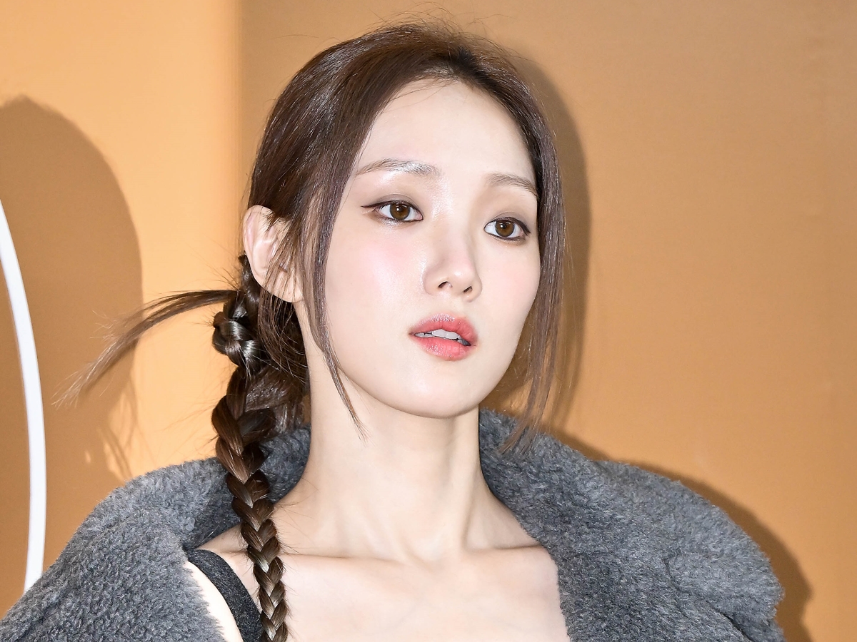 美背中丸見え…「TSUBAKI」CM出演のイ・ソンギョン、“露出衣装”でも高級感あふれる美貌【PHOTO】