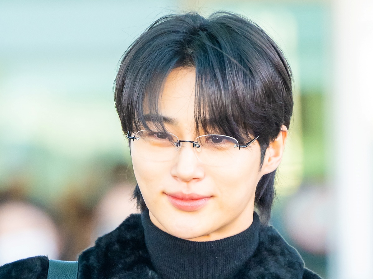 ビョン・ウソク、腕筋チラリに胸キュン…“森の中の王子様”降臨！【PHOTO】