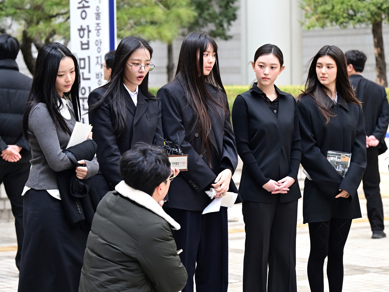NewJeans（NJZ）とADORの裁判が本格開始 事務所提起の「仮処分申請」初審問期日にメンバー全員出席【現場PHOTO】