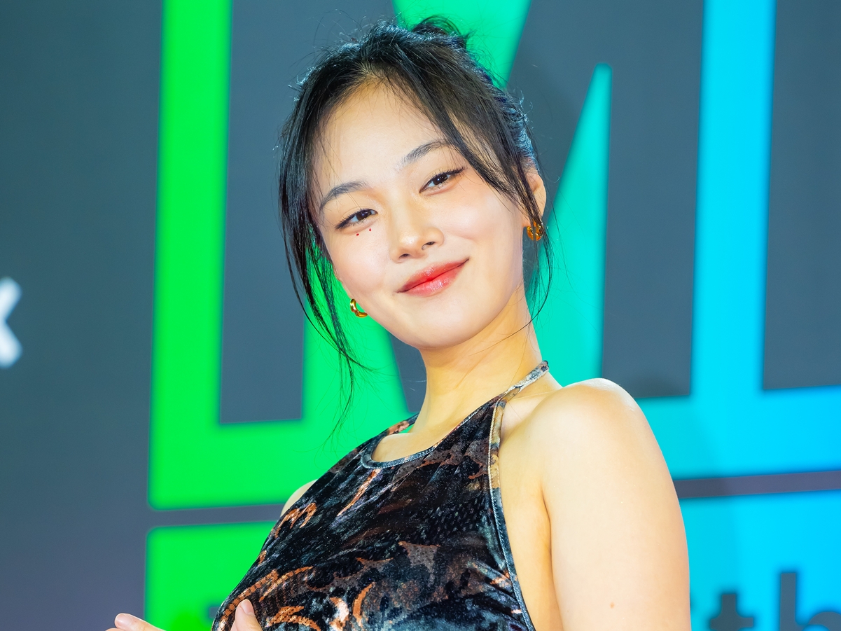 ライブで避妊具バラ撒いた韓国女性歌手、自身の不倫疑惑に憤慨！「なんで恋人がいる男性と？」