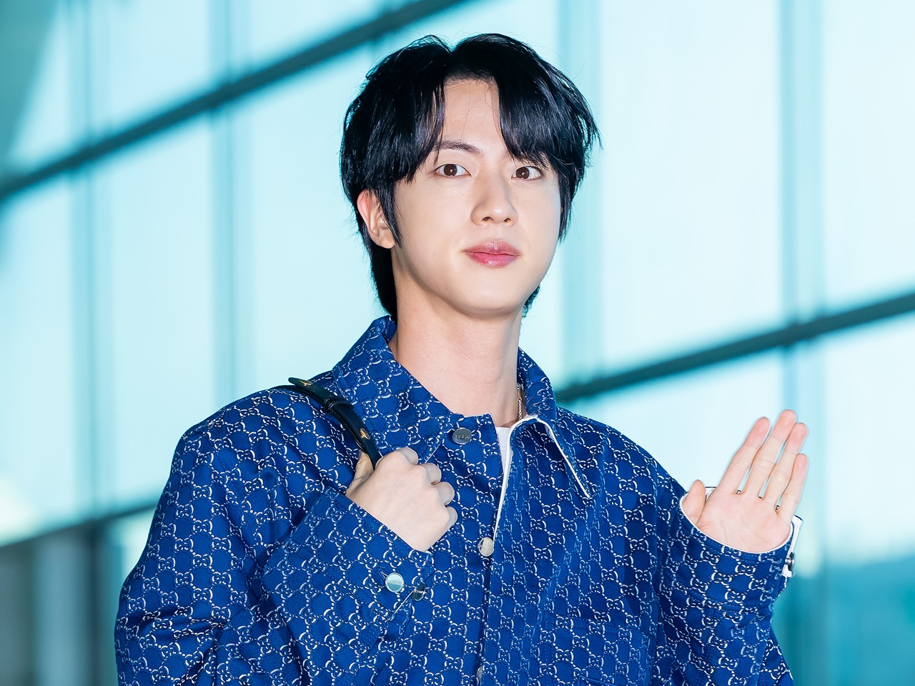 「兄妹みたい」の声も…BTS・JIN、Netflixバラエティ共演者と“仲良し3SHOT”【PHOTO】