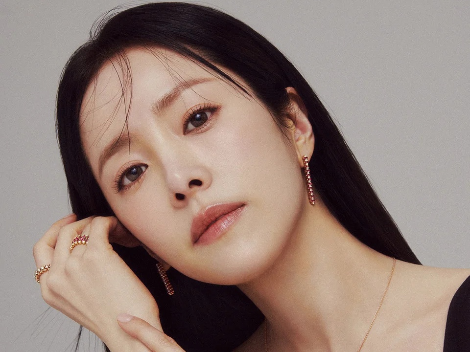 “10歳歳下”恋人が若返りの秘訣？『イ・サン』主演女優（42）、大胆肌見せ衣装で視線独占【PHOTO】