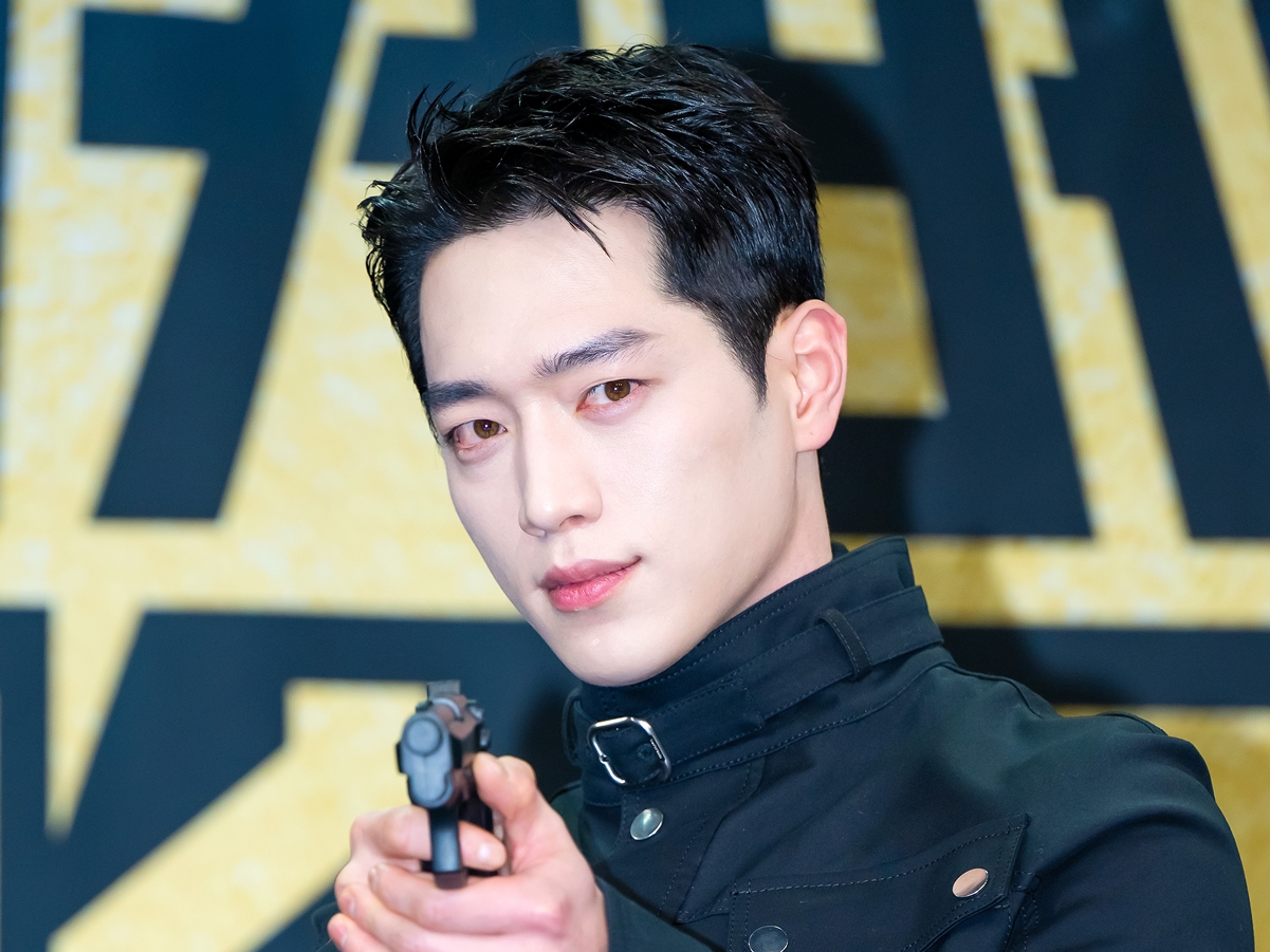 「坂口健太郎に激似」と話題になった俳優ソ・ガンジュン、強烈な視線の圧巻ビジュアルに釘付け【PHOTO】