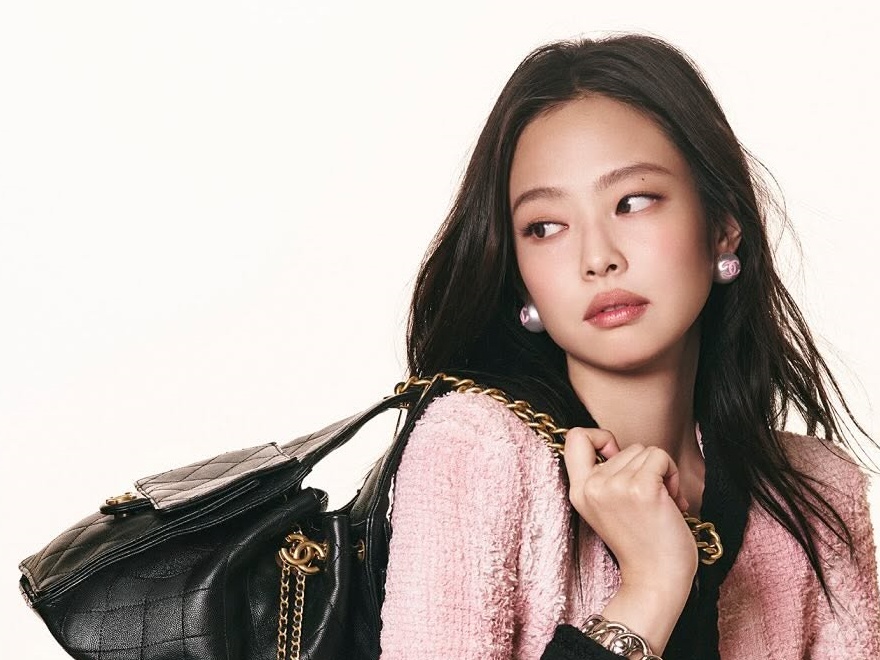 “露出衣装”が物議を醸したが…BLACKPINK・ジェニー、「CHANEL」との完璧すぎるコラボが話題！