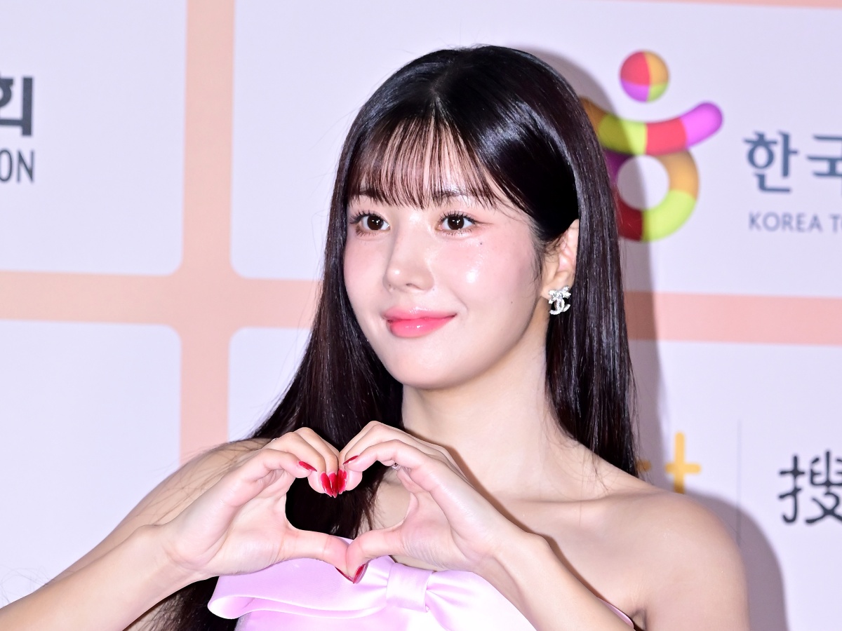 スリットからのぞく“真っ白美脚”にドキッ…夏の「ずぶ濡れフェス」制したクォン・ウンビの新たな魅力【PHOTO】
