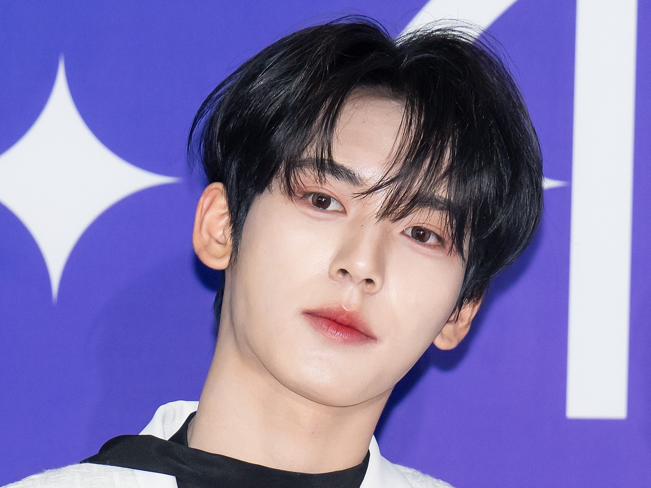 “現役高校生”ZB1ハン・ユジン、妄想を加速させる着崩した制服姿公開「2年生なんですけど好きです」【PHOTO】