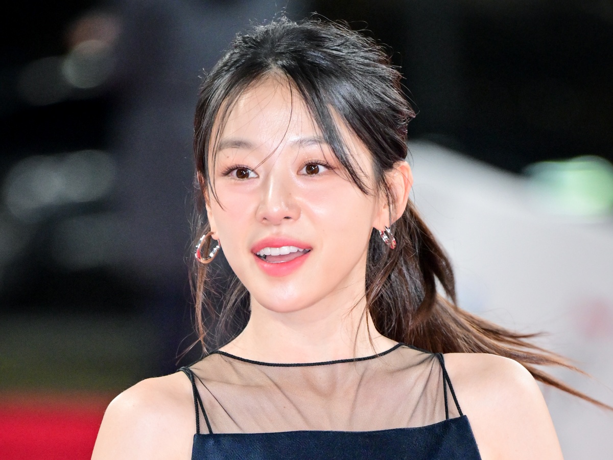 12歳上の恋人も虜に…韓国女優、スイムウェア姿で魅せた“えぐれたクビレ”に視線集中【PHOTO】