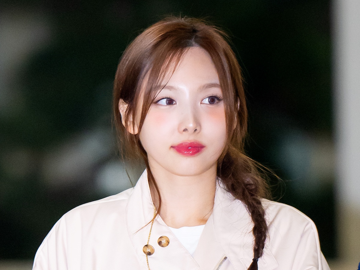 TWICE・ナヨン、恋人目線の“家デートSHOT”公開！美脚輝くルームウェア姿にときめき止まらず【PHOTO】
