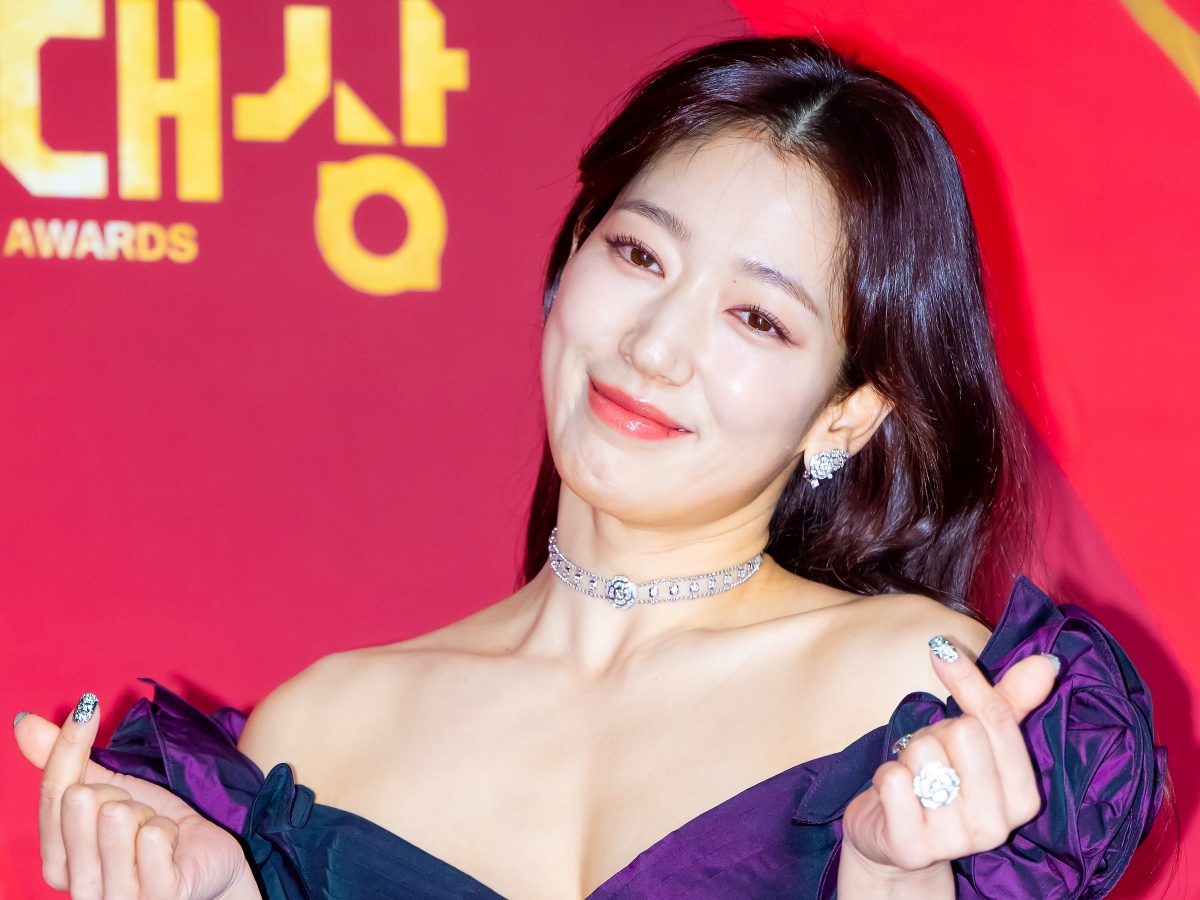 年下のイケメン夫が何度も恋に落ちる…パク・シネ、“1児のママ”とは思えない奇跡の美貌【PHOTO】