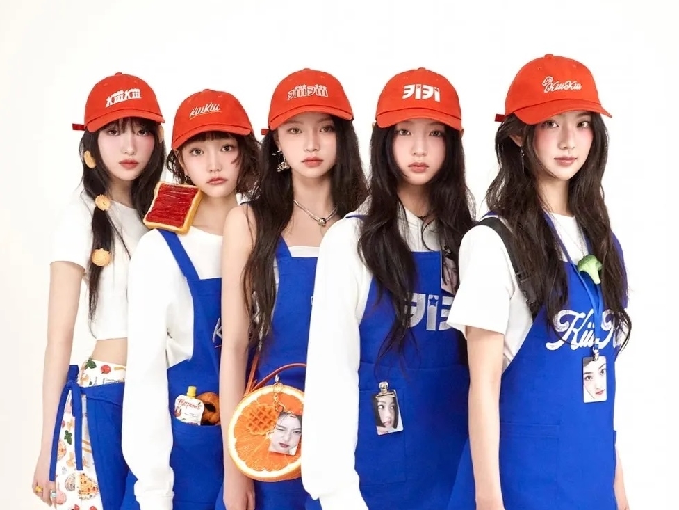 プレデビュー曲で音楽番組1位！“IVEの妹分グループ”KiiiKiii、輝くライブの実力で可能性を「実力」に