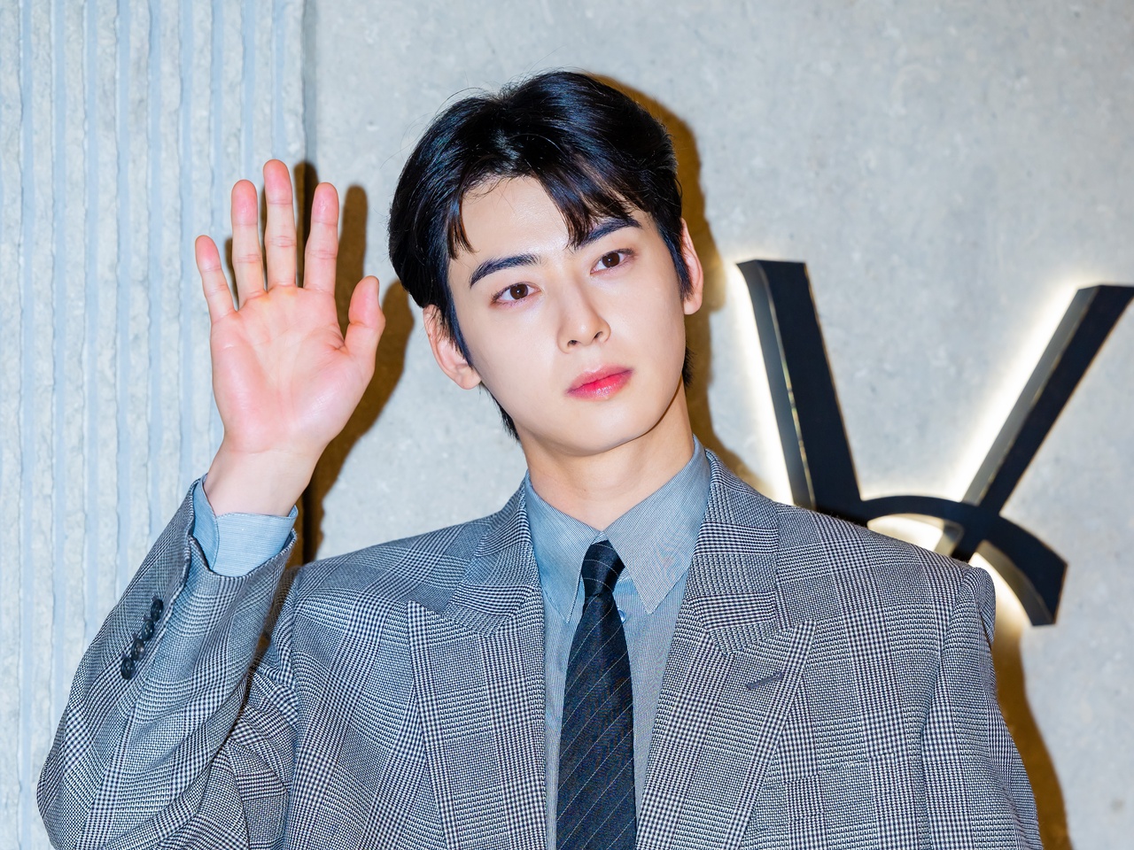 ASTRO・チャウヌ、眉目秀麗そのもの！高級スーツ姿から溢れ出る上品さ【独自写真】